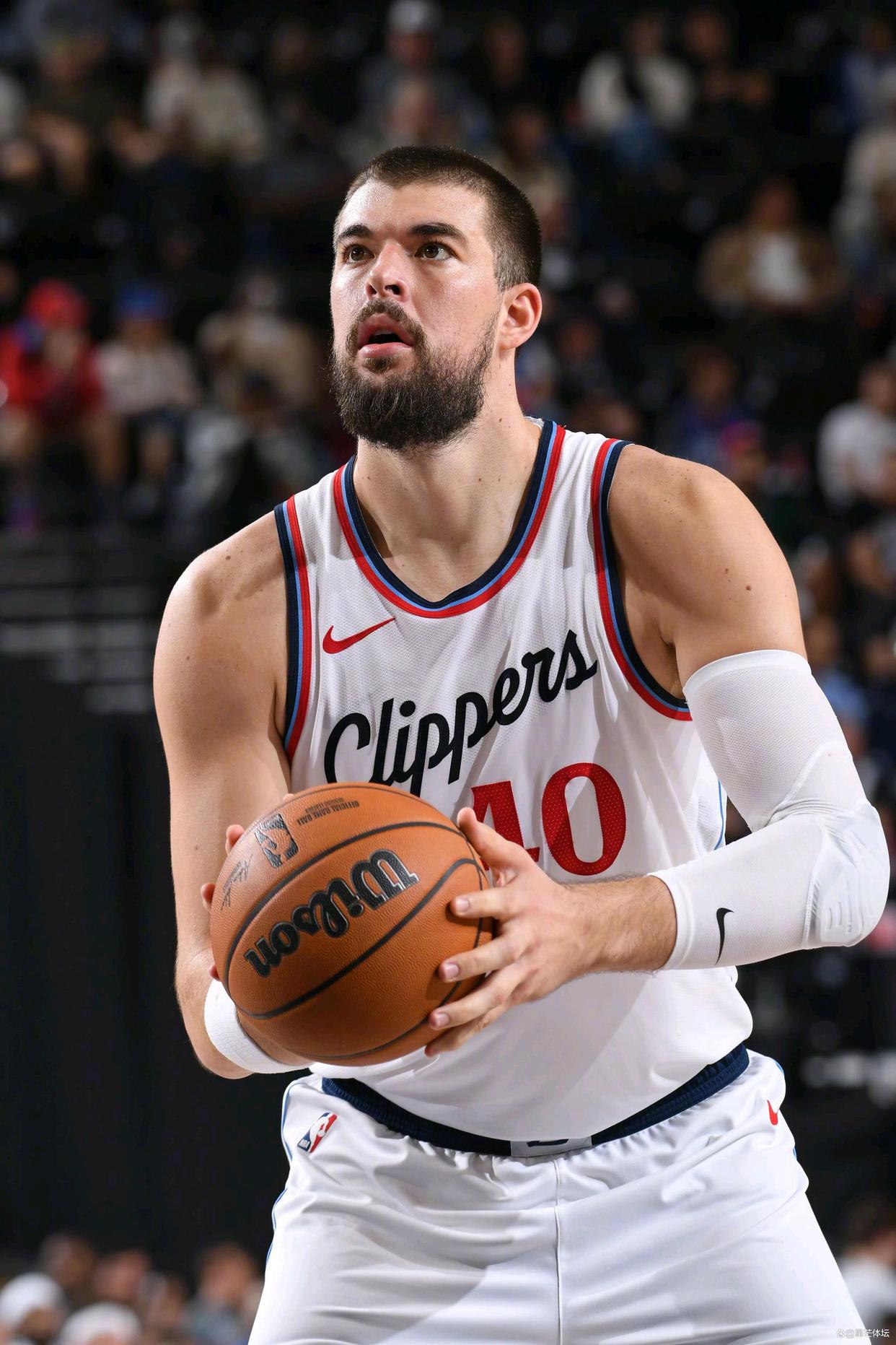 开云体育官网-清晨洛杉矶快船调整名单以备葡超关键时刻华盛顿奇才备战NBA常规赛,清晨阿贾克斯调整名单——欧冠节点到来直接炸裂