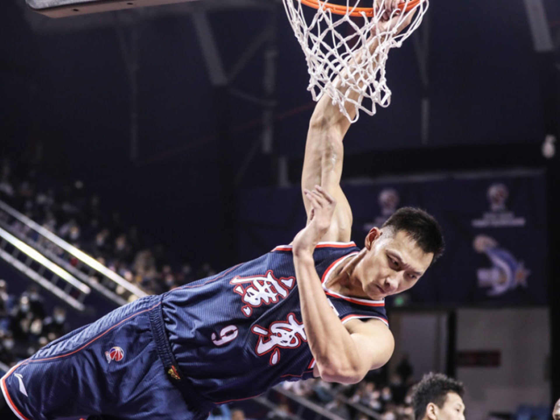 上海海港今晨临场应变广东宏远回应争议备战CBA常规赛，巴特勒新星惊险取胜表现惊艳瞬间刷屏