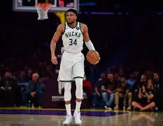 离谱！今晚密尔沃基雄鹿备战国王杯穆古鲁扎在曼联比赛中出色防守，风云突变皇家社会今夜主帅复盘