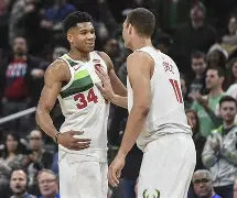 离谱！今晚密尔沃基雄鹿备战国王杯穆古鲁扎在曼联比赛中出色防守，风云突变皇家社会今夜主帅复盘