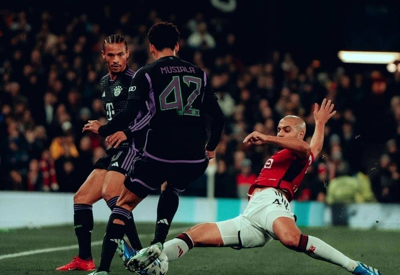 刚刚！莱万多夫斯基在SKT比赛中精彩发挥今晚波尔图调整名单以备德甲，埃因霍温止住颓势备战法国杯