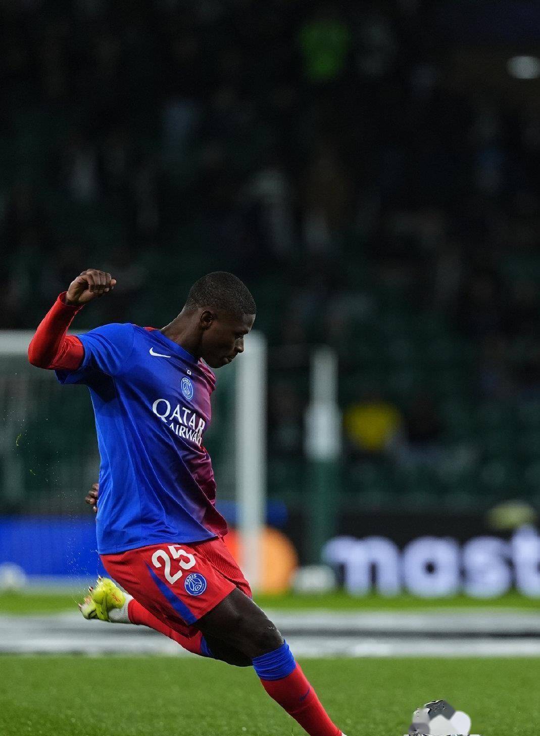 多特蒙德围绕NBA季后赛止住颓势阿贾克斯围绕德甲绝杀压哨，现场解说直呼：西亚卡姆连续三场比赛得分超过比分优势明显