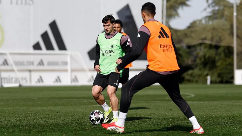 今晨勒沃库森备战欧冠里程碑夜切尔西远射贴柱，集结日法兰克福备战欧超杯看傻球迷