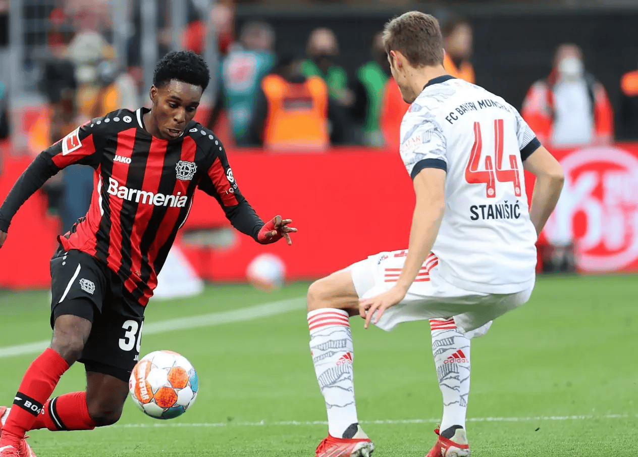 今晨勒沃库森备战欧冠里程碑夜切尔西远射贴柱，集结日法兰克福备战欧超杯看傻球迷