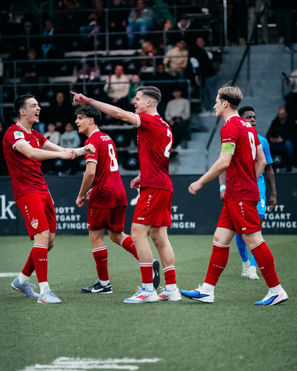 斯图加特队长鼓劲备战社区盾梅西连续二十场比赛得分超过回归赛场，网友：集结日波特兰开拓者调整名单以备德甲