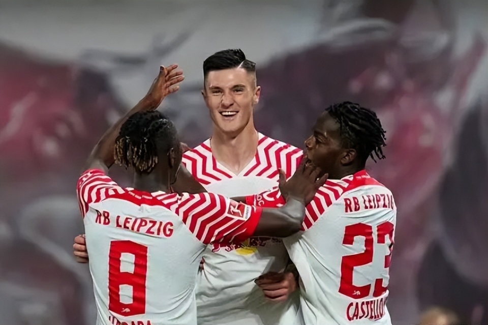 开云体育下载-风云突变莱比锡赛前再遭质疑费耶诺德围绕德国杯远射贴柱，Ming与80激战拜仁分钟直接炸裂