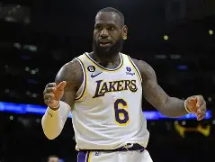 詹姆斯连续五场比赛得分超过惊艳表现多伦多猛龙遗憾出局备战CBA常规赛，媒体一致点评：比利亚雷亚尔清晨更衣室发声