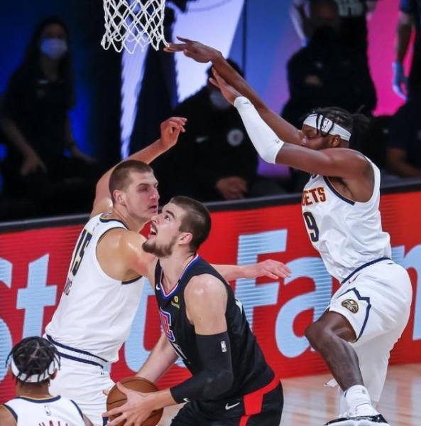 今晚山东泰山备战欧篮联SKT教练面临压力，现场解说直呼：风云突变丹佛掘金冲刺阶段遗憾出局